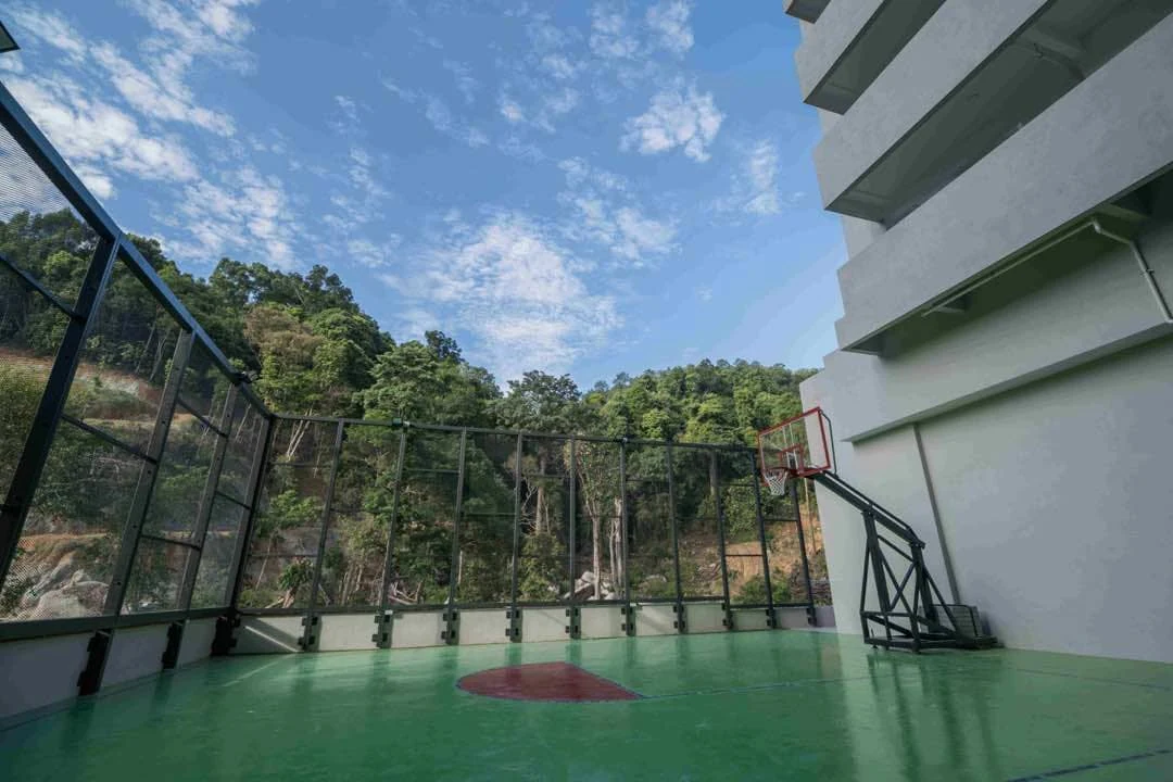 Mont Residence outdoor basketball court.